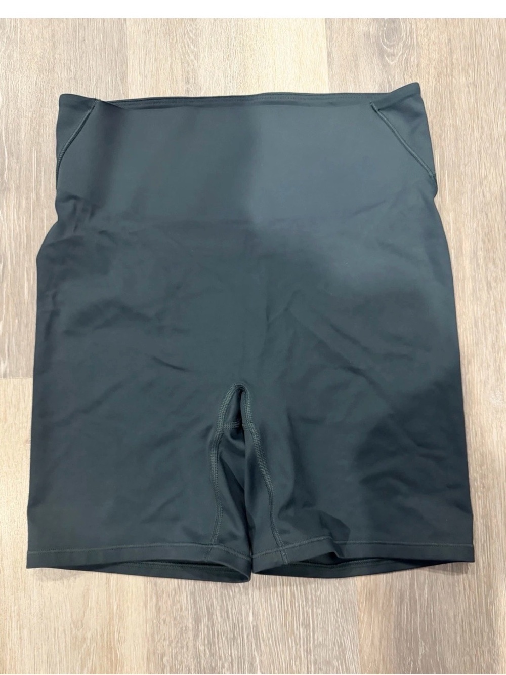 NikeSKIMS Shine
Women's High-Waisted 5" Biker Shorts
Size M
Style SHSHO8806W-OB